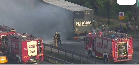 (Özel) E-5’te seyir halindeki tır yanmaya başladı, itfaiyenin müdahalesi faciayı önledi