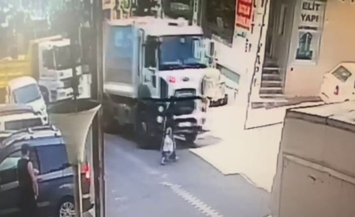 (Özel) Esenyurt’ta çöp kamyonu altında kalan anne ve oğlunun inanılmaz kurtuluşu kamerada