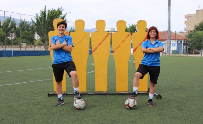 (Özel haber) Abla-kardeş geleceğin yıldız futbolcularını yetiştiriyor