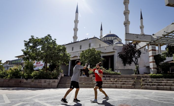 (Özel Haber) Cami bahçesinde ağır sıklet antrenmanı
