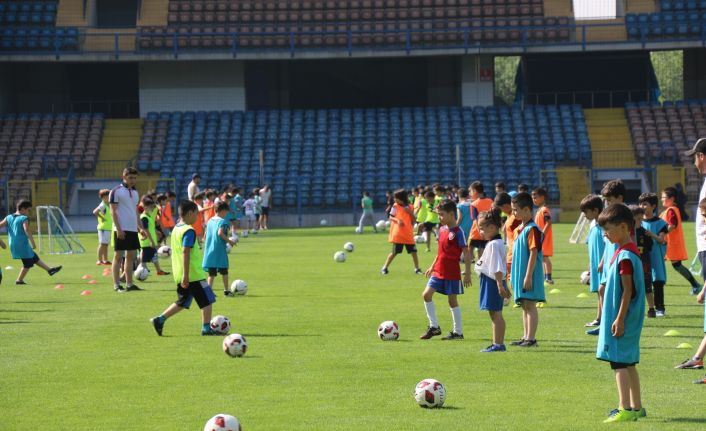 (Özel haber) Futbolda Özkaynak ile yaklaşık 400 çocuğa ücretsiz futbol eğitimi veriliyor