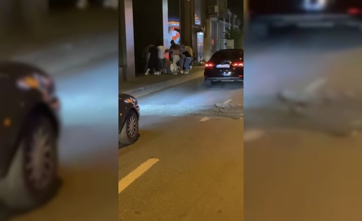 (Özel) İstanbul’un göbeğinde kadına şiddet anları kamerada: Kadını bir yumrukla yere serdi