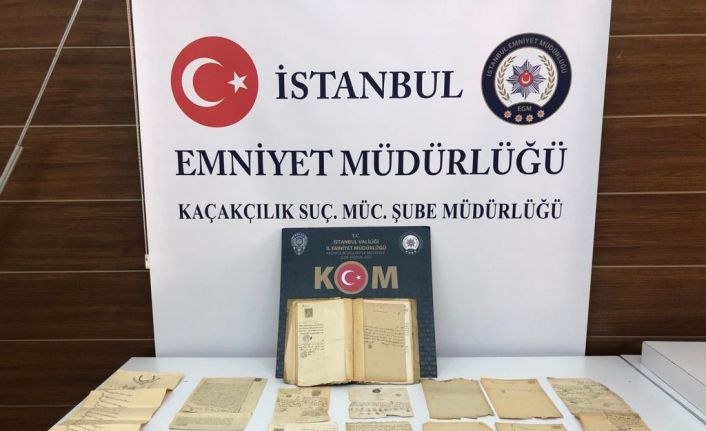 (Özel) Kadıköy’de Osmanlı Devleti’nde kadılara ait kayıp mahkeme tutanakları ve anayasal belgeler ele geçirildi