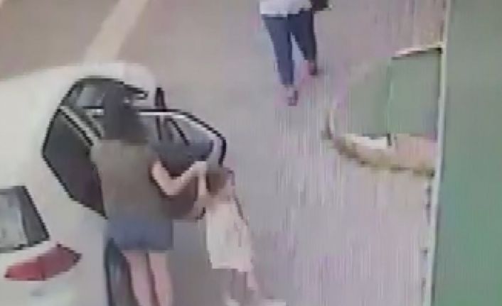 (Özel) Küçük kızın kolundan düşen altın künyeyi alan kişi güvenlik kameralarına yakalandı