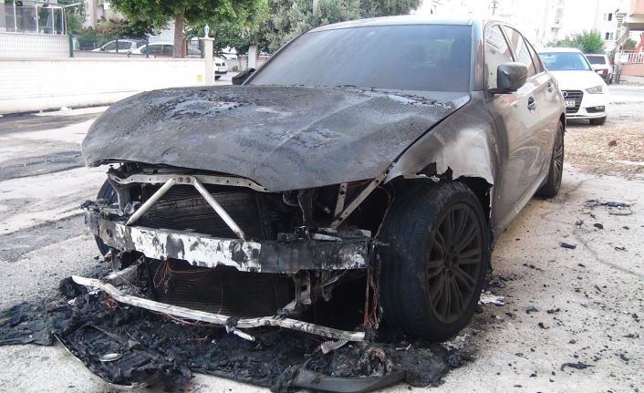 (ÖZEL) Lüks araba alev alev yandı, patlama sesi vatandaşları sokağa döktü