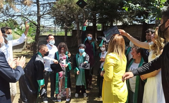 Özel öğrenciler, kep atma heyecanı renkli görüntülere sahne oldu
