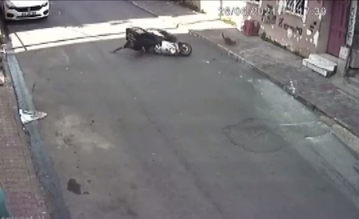 (ÖZEL) Önüne fırlayan kediyi son anda fark eden motosikletli kaza yaptı
