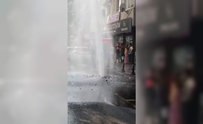 (Özel) Pendik’te İSKİ borusu patladı, fışkıran su apartman boyuna ulaştı