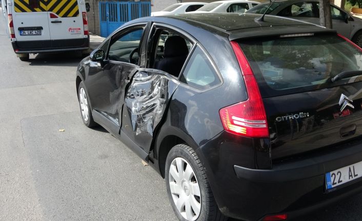 (Özel) Sancaktepe’de bisikletli çocuğa çarpmamak için manevra yapan sürücü, 3 araca çarpıp takla attı