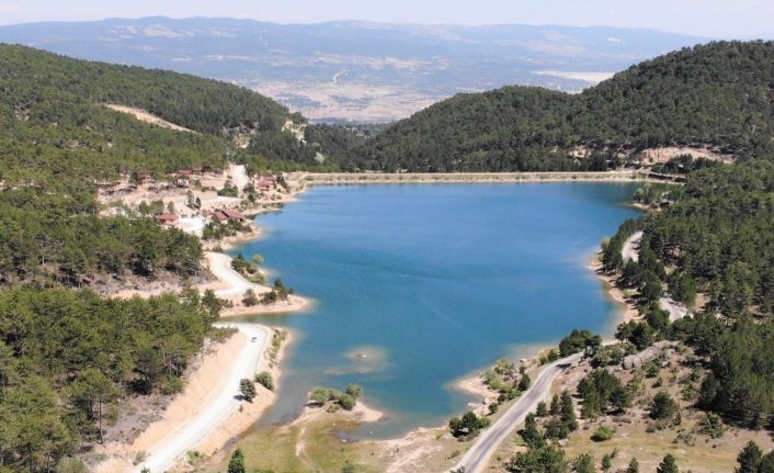 (ÖZEL) Tahtalı Göleti, mavi ve yeşilin buluştuğu manzarasıyla görenleri büyülüyor