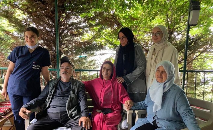 (ÖZEL) Ünlü sanatçı Yıldız Tilbe sıfır makyaj ve gündelik kıyafetler ile mini konser verdi