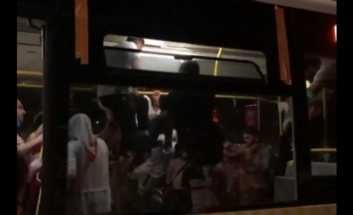 (Özel) Üsküdar’da otobüste tekmelerin havada uçuştuğu maske takma kavgası kamerada