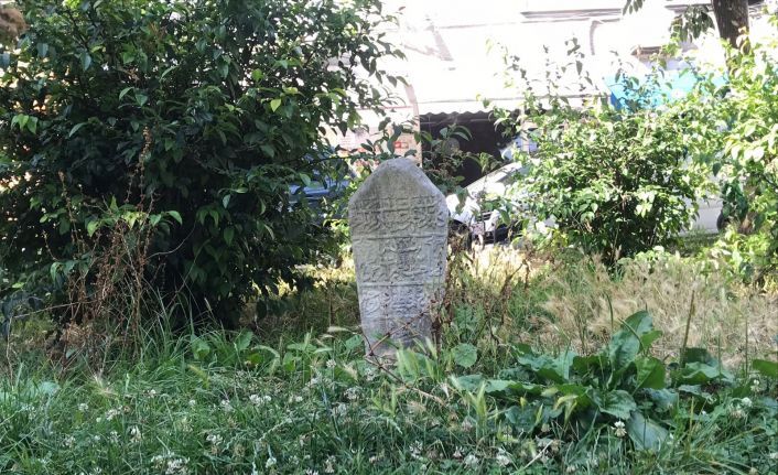 (Özel) Üsküdar’da parktaki kıble taşını görenler, mezar taşı sanıp şaşırıyor