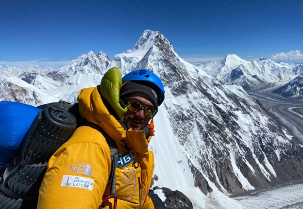 Pakistanlı 19 yaşındaki Kashif, K2 Dağı’na tırmanan en genç dağcı oldu