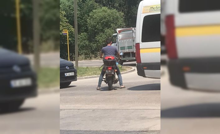 Pancar motoru için pet şişeyle benzin alınca polisi alarma geçirdi