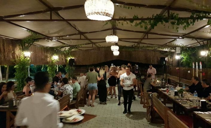 Pandemi sonrası düğün salonu ve organizasyon firmaları ile sarraflar tarihin en yoğun günlerini yaşamaya başladı