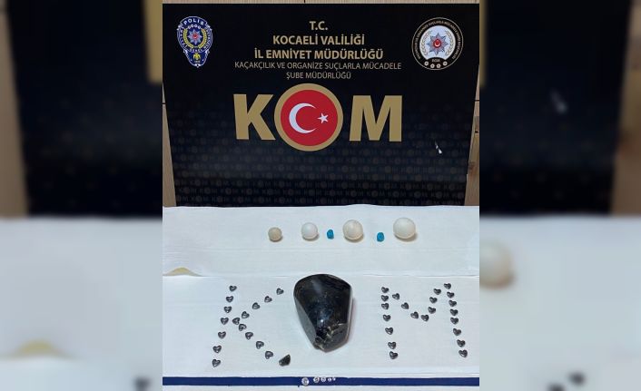 Polis ekiplerinin durdurduğu araçta değerli taş ve tarihi eser ele geçirildi