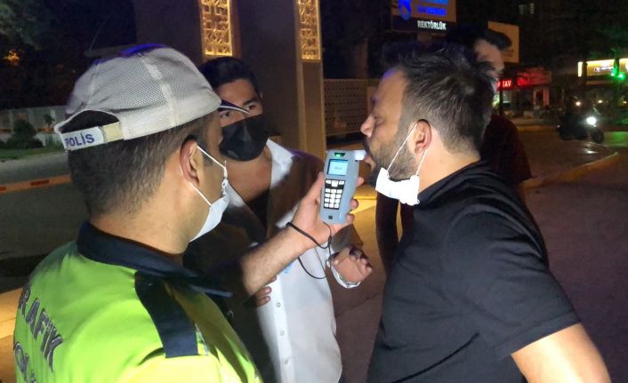 Polisleri görünce aracını park edip, yaya rolü yapıp kaçmak isteyen sürücü alkollü çıktı