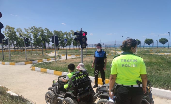 Polisten kreş ve bakımevinde kalan miniklere trafik kuralları