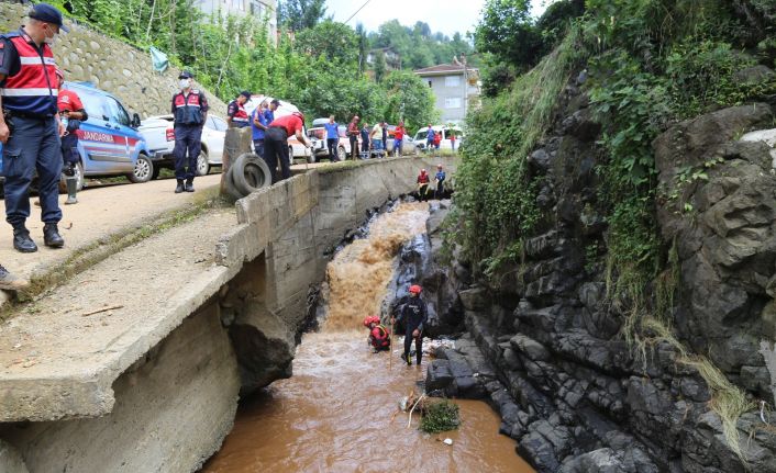 Rize merkeze bağlı Muradiye beldesinde selde kaybolan şahsı arama çalışmaları dere içinde sürdürülüyor