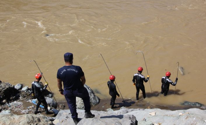 Rize’de yaşanan sel sonrası Güneysu Deresi’nde kayıp arama çalışmaları devam ediyor