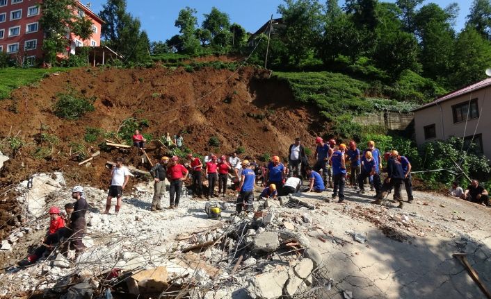 Rize’de yıkılan 3 katlı binada arama kurtarma çalışmaları devam ediyor