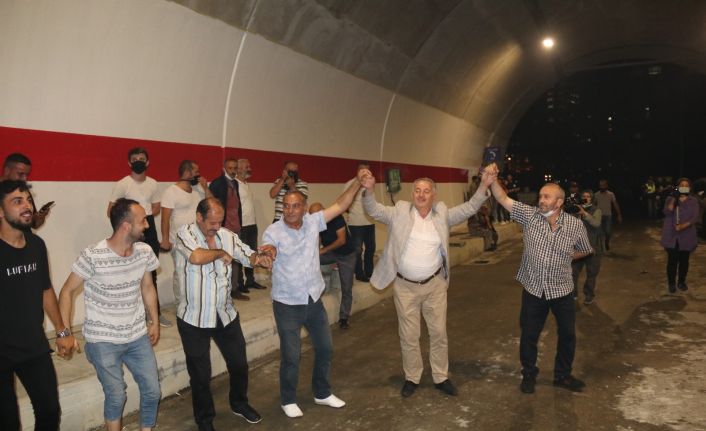 Rize’nin 70 yıllık hayalinin sona gelişi havai fişek ve horonlarla kutlandı