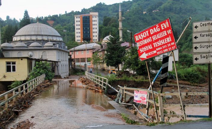 Rize’nin Çayeli ilçesinde selin bıraktığı tahribat gün ağarınca ortaya çıktı