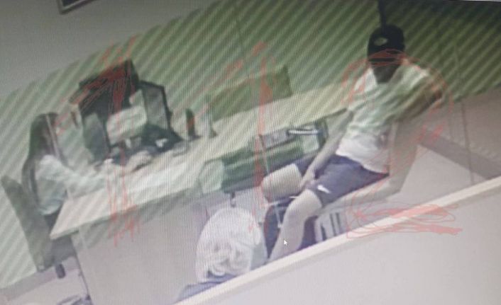 Rusya’nın Tyumen kentinde bir binanın giriş katındaki banka şubesine giren saldırgan, 3 kişiyi rehin aldı. Acil durum müdahale ekipleri binadan şu ana kadar 50 kişinin tahliye edildiğini, 3 kişinin rehin tutulduğunu duyurdu.