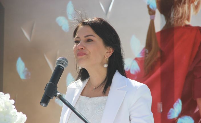 Saadet Öğretmen açılışta gözyaşlarını tutamadı