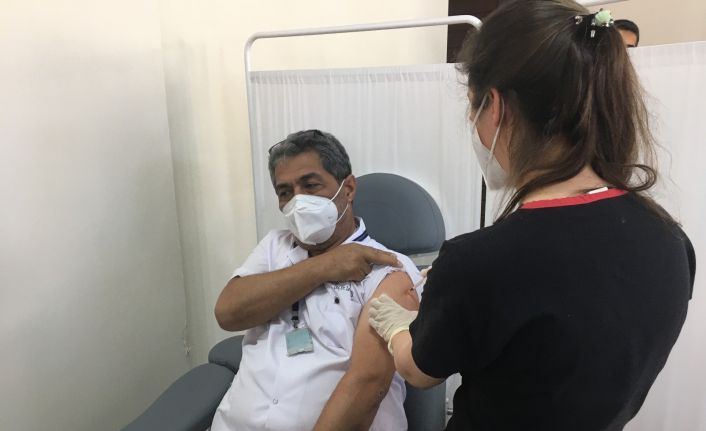 Sağlık çalışanları ve 50 yaş üzeri vatandaşlar için 3. doz aşı uygulaması başladı