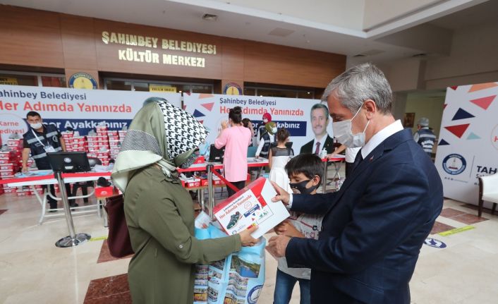 Şahinbey Belediyesi 150 bin adet spor ayakkabı dağıtımını sürdürüyor