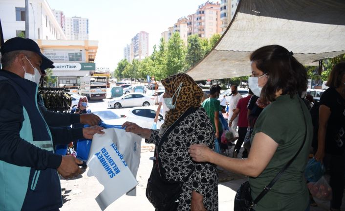 Şahinbey Belediyesi kurban atık poşeti dağıtıyor