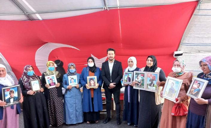 Şair, yazar ve sunucu Kasım Alper Özdemir, evlat nöbetindeki aileleri ziyaret etti
