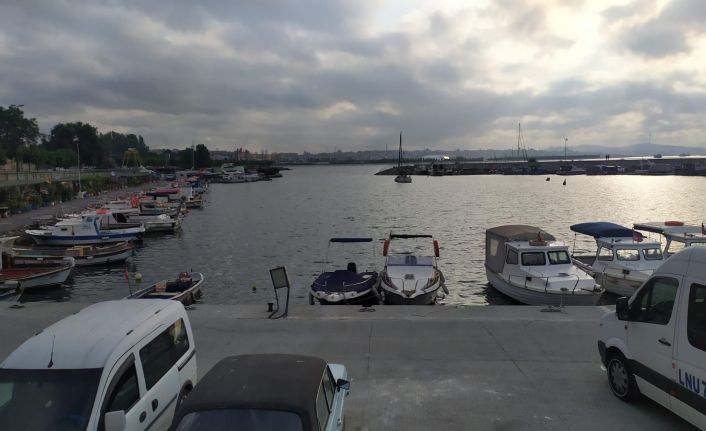 Samatya sahili açıklarında tekne ile denize açılan 4 kişiden 1’i suda kayboldu