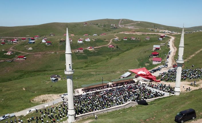 Seccadesi çim, kubbesi mavi gökyüzü olan camide namaz kılmanın huzurunu yaşadılar
