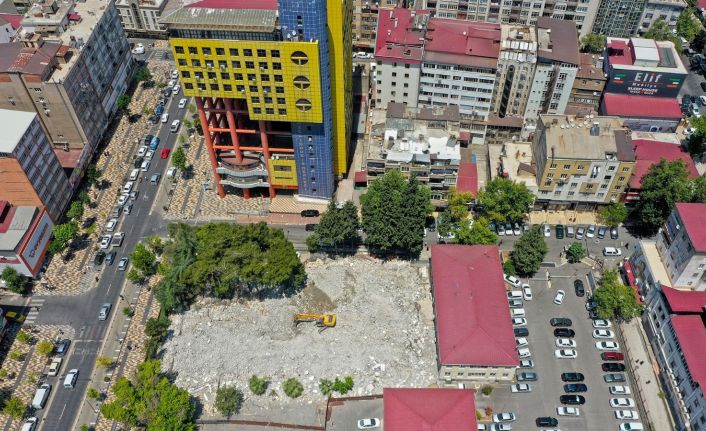 Şehir meydanı için eski adliye binası yıkıldı, sıra ’dünyanın en saçma binası’nda