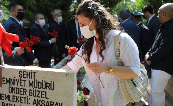 Şehit amcasının mezarını ziyaret eden minik Öykü duygulandırdı