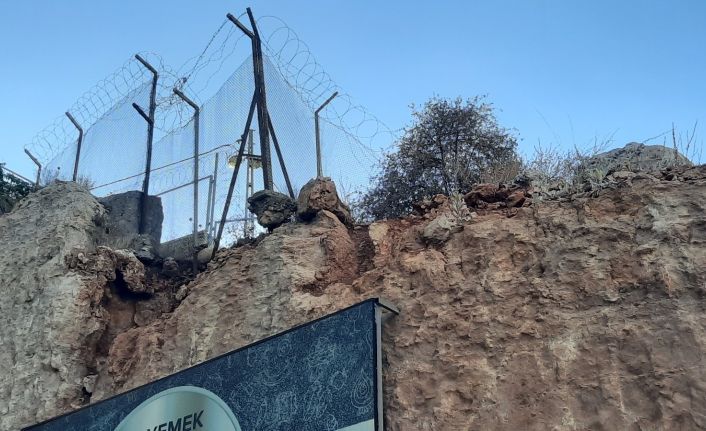 Şehrin göbeğinde düşmeye yakın olan kaya parçaları, yürekleri ağızlara getiriyor