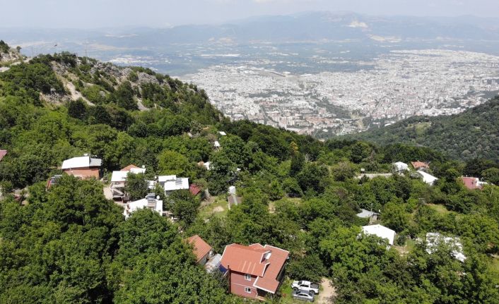 Şehrin sıcağından kaçıp 10 dakikada 6 derece serinliyorlar