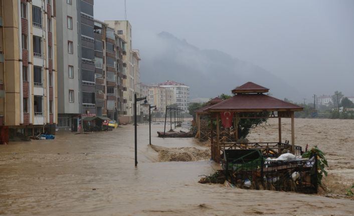 Sel sonrası göle dönen Artvin’in Arhavi ilçe merkezi havadan görüntülendi