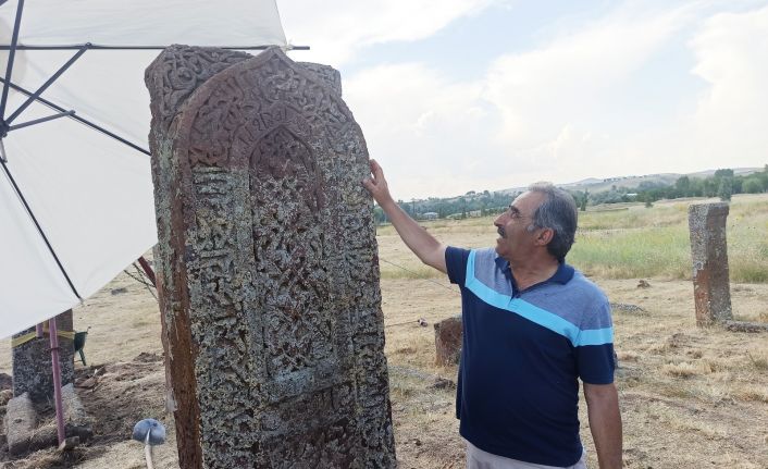 Selçuklu Meydan Mezarlığında İlhanlı dönemine ait kemerli yeni mezar taşı tespit edildi