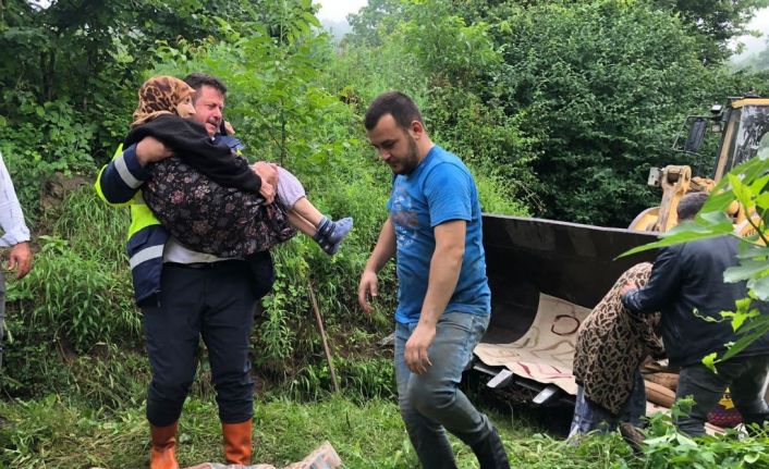 Selde mahsur kalan 100 yaşındaki nine iş makinesiyle işte böyle kurtarıldı