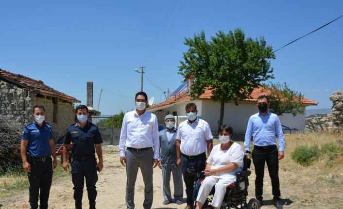 Selendi’de engelli vatandaşlara tekerlekli sandalye desteği