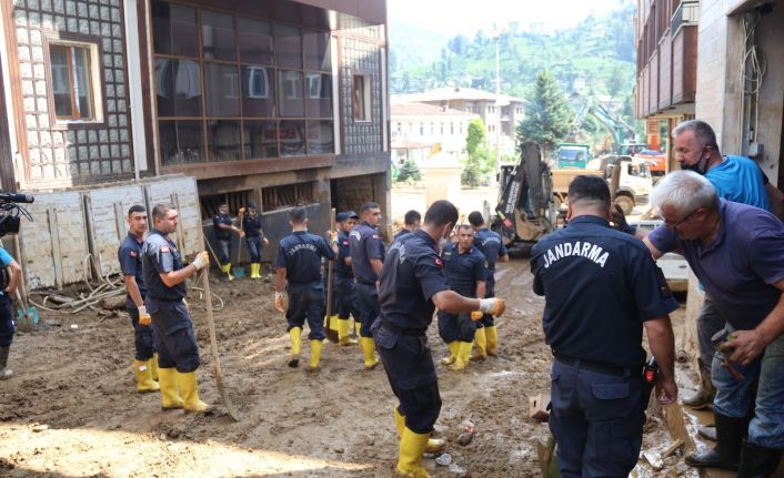 Selin vurduğu Rize’nin Güneysu ilçesinde jandarma ekipleri temizlik çalışmalarına destek veriyor