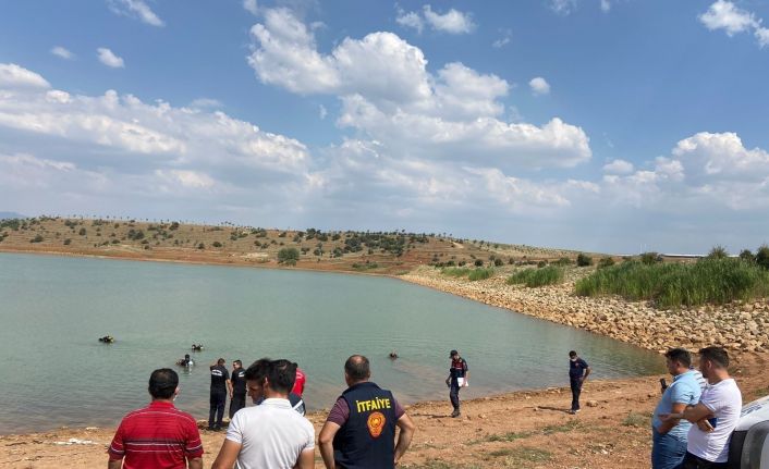 Serinlemek için girdiği gölette boğuldu