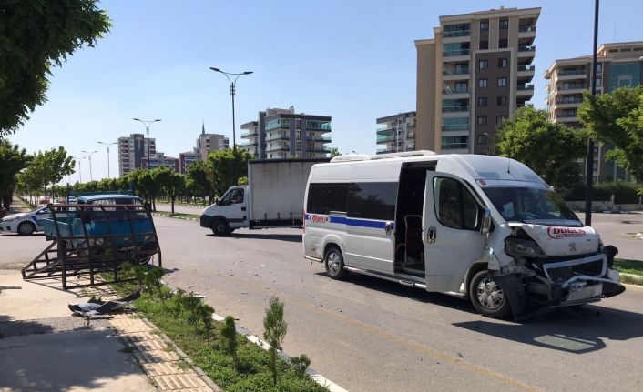 Servis otobüsü kamyonetle çarpıştı: 5 yaralı