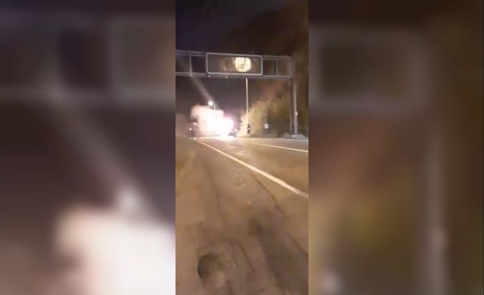 Seyir halinde alev alan otomobile su bidonları ve yangın tüpleri ile müdahale edildi