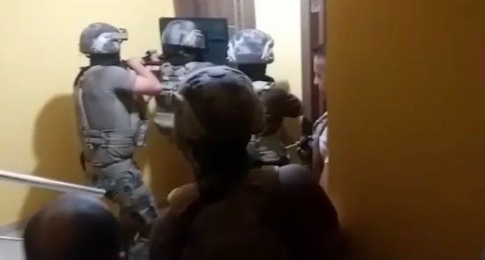 Seyir halindeki minibüs şoförünü silahla vurarak öldürmüştü, özel harekat polisinin operasyonu ile yakalandı