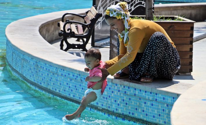 Sıcak havadan bunalan bebeğini böyle serinletti